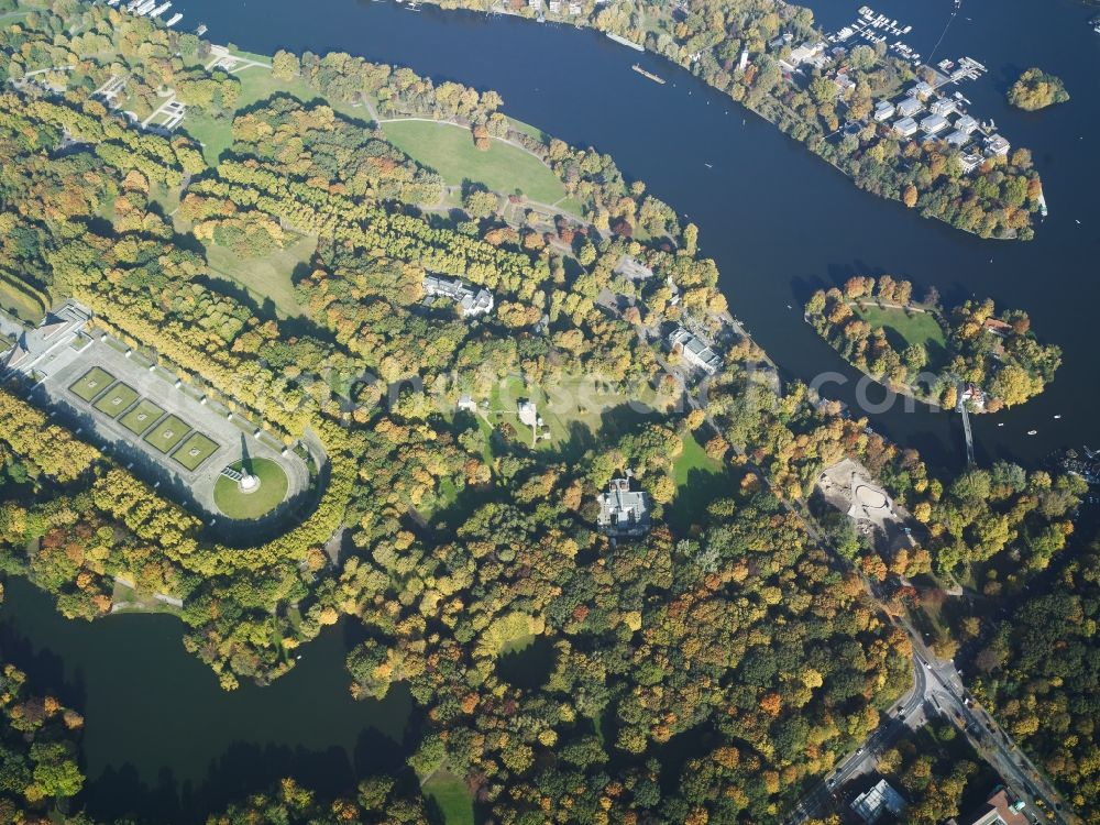 Berlin Treptow from the bird's eye view: Isle of Youth on the banks of the spear on Tretpower Park in Berlin