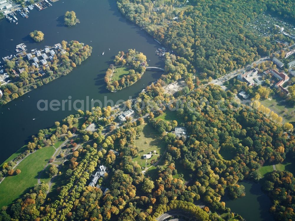 Berlin Treptow from the bird's eye view: Isle of Youth on the banks of the spear on Tretpower Park in Berlin