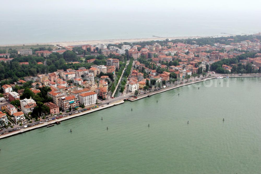 Venedig from above - Blick auf die Insel Lido, einen schmalen Landstreifen, der die Lagune von Venedig von der offenen Adria trennt. View to the island Lido, an small land stripe, wich seperate the lagoon of Venice from the open Adria.