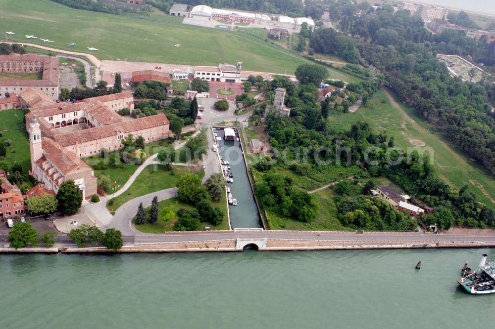 Aerial image Venedig - Blick auf die Insel Lido, einen schmalen Landstreifen, der die Lagune von Venedig von der offenen Adria trennt. Im Zentrum der Insel ist das Benediktinerkloster San Nicolò aus dem 11. Jahrhundert zu erkennen. Dahinter liegt der Flugplatz San Nicolò. View to the island Lido, an small land stripe, wich seperate the lagoon of Venice from the open Adria. In the center of the island is the Benedictine abbey San Nicolò recognizable, wich was built in the 11. century. Behind the abbey, the airport San Nicolò is situated.