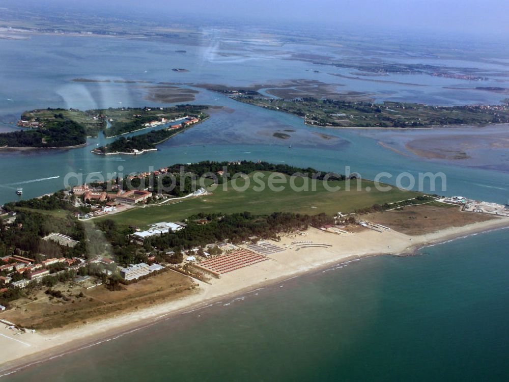 Venedig from the bird's eye view: Blick auf die Inseln Le Vignole, Sant Erasmo und die Insel Lido, einen schmalen Landstreifen, der die Lagune von Venedig von der offenen Adria trennt. Im Zentrum der Insel ist das Benediktinerkloster San Nicolò aus dem 11. Jahrhundert zu erkennen. Dahinter liegt der Flugplatz San Nicolò. View to the islands Le Vignole, Sant Erasmo and the island Lido, an small land stripe, wich seperate the lagoon of Venice from the open Adria. In the center of the island is the Benedictine abbey San Nicolò recognizable, wich was built in the 11. century. Behind the abbey, the airport San Nicolò is situated.