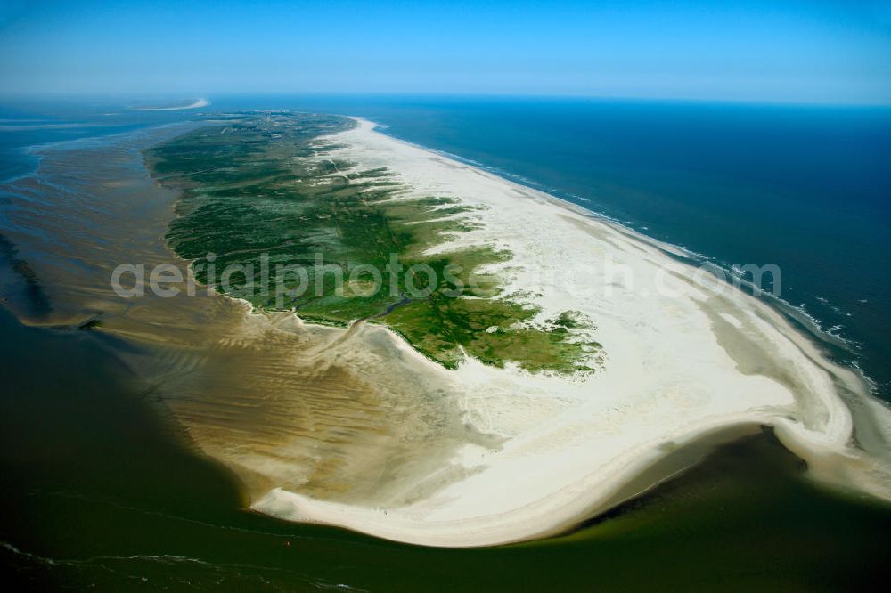 NORDERNEY from the bird's eye view: Blick auf die Insel Norderney , eine der Ostfriesischen Inseln im Nordwesten Deutschlands, die dem Festland des Bundeslandes Niedersachsen zwischen der Ems- und Wesermündung in der Deutschen Bucht vorgelagert sind. Mit einer Fläche von 26,29 Quadratkilometern ist Norderney nach Borkum die zweitgrößte Insel dieser Inselgruppe und gehört zum zum Nationalpark Niedersächsisches Wattenmeer. Norderney Island, one of the East Frisian Islands in the north-west Germany