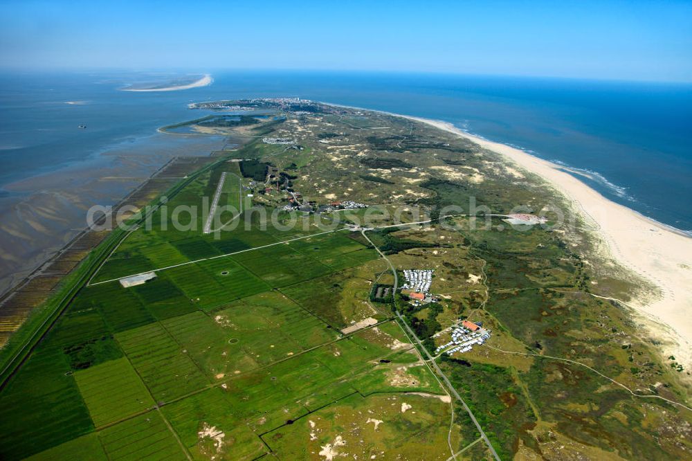 Aerial image NORDERNEY - Blick auf die Insel Norderney , eine der Ostfriesischen Inseln im Nordwesten Deutschlands, die dem Festland des Bundeslandes Niedersachsen zwischen der Ems- und Wesermündung in der Deutschen Bucht vorgelagert sind. Mit einer Fläche von 26,29 Quadratkilometern ist Norderney nach Borkum die zweitgrößte Insel dieser Inselgruppe und gehört zum zum Nationalpark Niedersächsisches Wattenmeer. Norderney Island, one of the East Frisian Islands in the north-west Germany