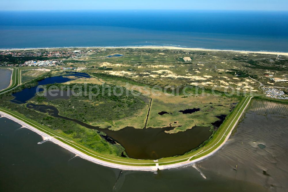 NORDERNEY from above - Blick auf die Insel Norderney , eine der Ostfriesischen Inseln im Nordwesten Deutschlands, die dem Festland des Bundeslandes Niedersachsen zwischen der Ems- und Wesermündung in der Deutschen Bucht vorgelagert sind. Mit einer Fläche von 26,29 Quadratkilometern ist Norderney nach Borkum die zweitgrößte Insel dieser Inselgruppe und gehört zum zum Nationalpark Niedersächsisches Wattenmeer. Norderney Island, one of the East Frisian Islands in the north-west Germany