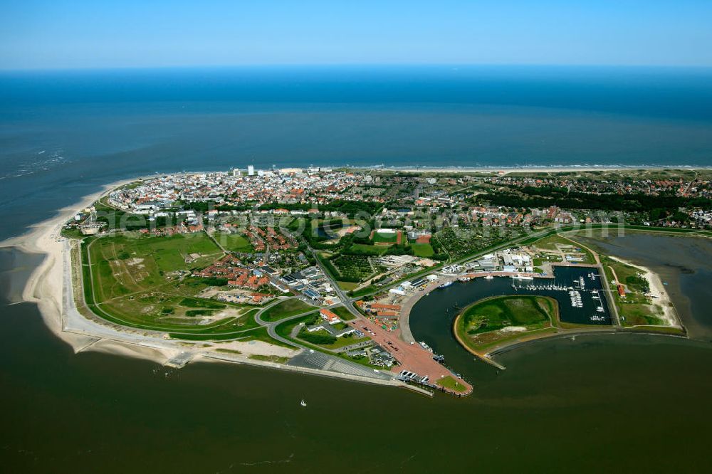 Aerial image NORDERNEY - Blick auf die Insel Norderney , eine der Ostfriesischen Inseln im Nordwesten Deutschlands, die dem Festland des Bundeslandes Niedersachsen zwischen der Ems- und Wesermündung in der Deutschen Bucht vorgelagert sind. Mit einer Fläche von 26,29 Quadratkilometern ist Norderney nach Borkum die zweitgrößte Insel dieser Inselgruppe und gehört zum zum Nationalpark Niedersächsisches Wattenmeer. Norderney Island, one of the East Frisian Islands in the north-west Germany