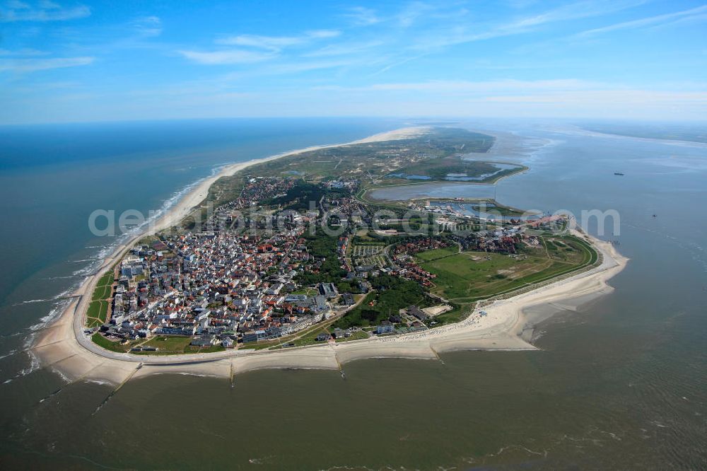 NORDERNEY from above - Blick auf die Insel Norderney , eine der Ostfriesischen Inseln im Nordwesten Deutschlands, die dem Festland des Bundeslandes Niedersachsen zwischen der Ems- und Wesermündung in der Deutschen Bucht vorgelagert sind. Mit einer Fläche von 26,29 Quadratkilometern ist Norderney nach Borkum die zweitgrößte Insel dieser Inselgruppe und gehört zum zum Nationalpark Niedersächsisches Wattenmeer. Norderney Island, one of the East Frisian Islands in the north-west Germany