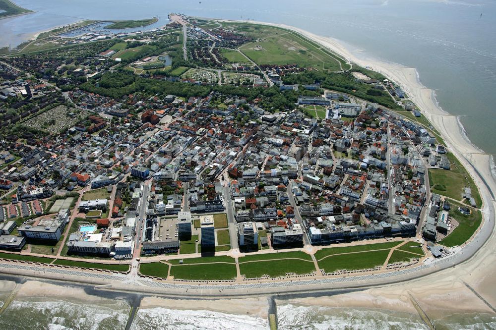 NORDERNEY from the bird's eye view: Blick auf die Insel Norderney , eine der Ostfriesischen Inseln im Nordwesten Deutschlands, die dem Festland des Bundeslandes Niedersachsen zwischen der Ems- und Wesermündung in der Deutschen Bucht vorgelagert sind. Mit einer Fläche von 26,29 Quadratkilometern ist Norderney nach Borkum die zweitgrößte Insel dieser Inselgruppe und gehört zum zum Nationalpark Niedersächsisches Wattenmeer. Norderney Island, one of the East Frisian Islands in the north-west Germany