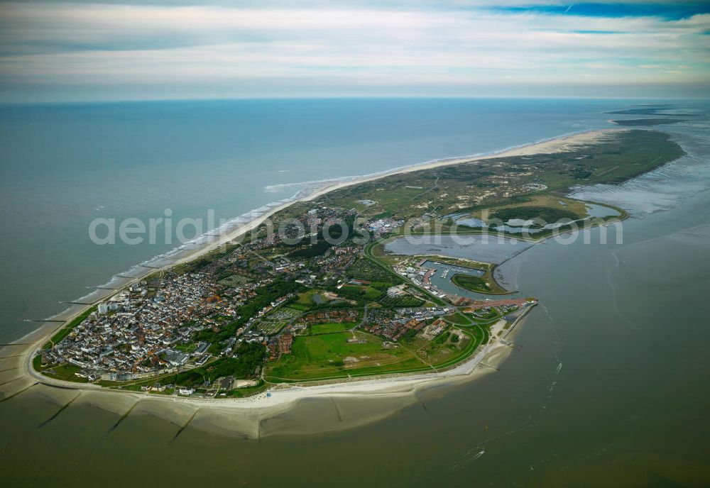 NORDERNEY from above - Blick auf die Insel Norderney , eine der Ostfriesischen Inseln im Nordwesten Deutschlands, die dem Festland des Bundeslandes Niedersachsen zwischen der Ems- und Wesermündung in der Deutschen Bucht vorgelagert sind. Mit einer Fläche von 26,29 Quadratkilometern ist Norderney nach Borkum die zweitgrößte Insel dieser Inselgruppe und gehört zum zum Nationalpark Niedersächsisches Wattenmeer. Norderney Island, one of the East Frisian Islands in the north-west Germany