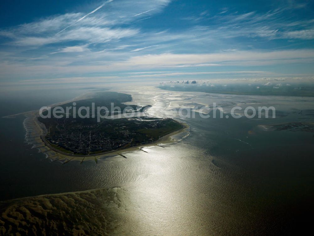 NORDERNEY from the bird's eye view: Blick auf die Insel Norderney , eine der Ostfriesischen Inseln im Nordwesten Deutschlands, die dem Festland des Bundeslandes Niedersachsen zwischen der Ems- und Wesermündung in der Deutschen Bucht vorgelagert sind. Mit einer Fläche von 26,29 Quadratkilometern ist Norderney nach Borkum die zweitgrößte Insel dieser Inselgruppe und gehört zum zum Nationalpark Niedersächsisches Wattenmeer. Norderney Island, one of the East Frisian Islands in the north-west Germany