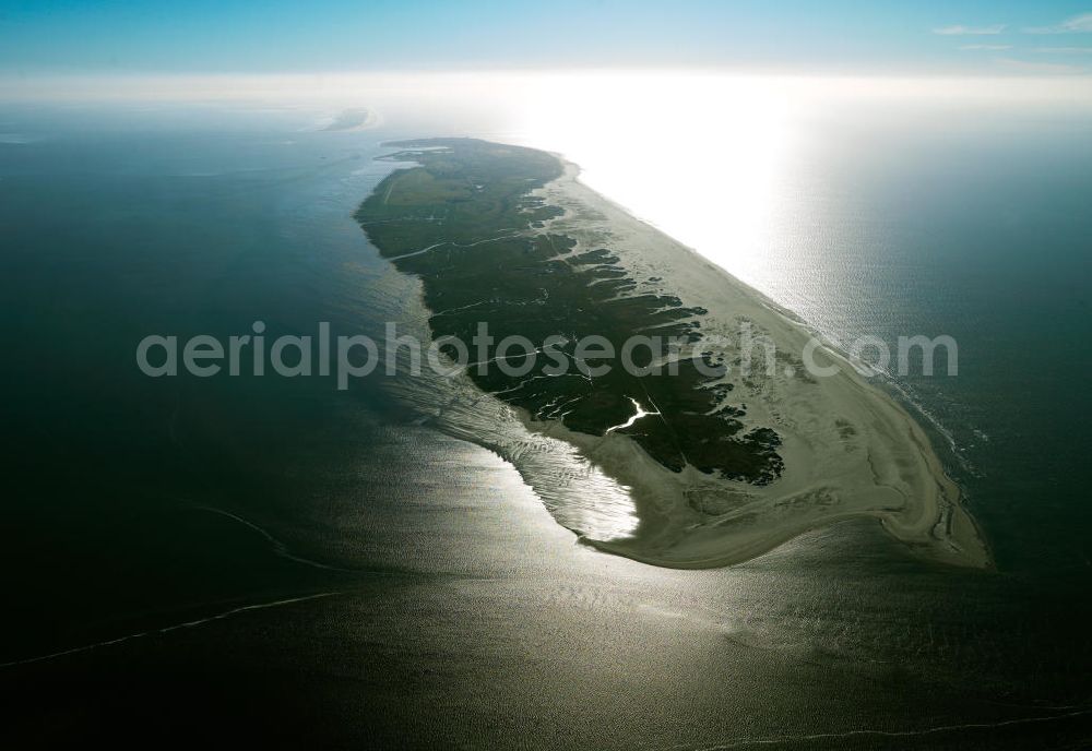 Aerial image NORDERNEY - Blick auf die Insel Norderney , eine der Ostfriesischen Inseln im Nordwesten Deutschlands, die dem Festland des Bundeslandes Niedersachsen zwischen der Ems- und Wesermündung in der Deutschen Bucht vorgelagert sind. Mit einer Fläche von 26,29 Quadratkilometern ist Norderney nach Borkum die zweitgrößte Insel dieser Inselgruppe und gehört zum zum Nationalpark Niedersächsisches Wattenmeer. Norderney Island, one of the East Frisian Islands in the north-west Germany