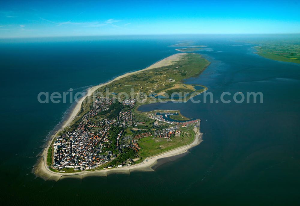 NORDERNEY from above - Blick auf die Insel Norderney , eine der Ostfriesischen Inseln im Nordwesten Deutschlands, die dem Festland des Bundeslandes Niedersachsen zwischen der Ems- und Wesermündung in der Deutschen Bucht vorgelagert sind. Mit einer Fläche von 26,29 Quadratkilometern ist Norderney nach Borkum die zweitgrößte Insel dieser Inselgruppe und gehört zum zum Nationalpark Niedersächsisches Wattenmeer. Norderney Island, one of the East Frisian Islands in the north-west Germany