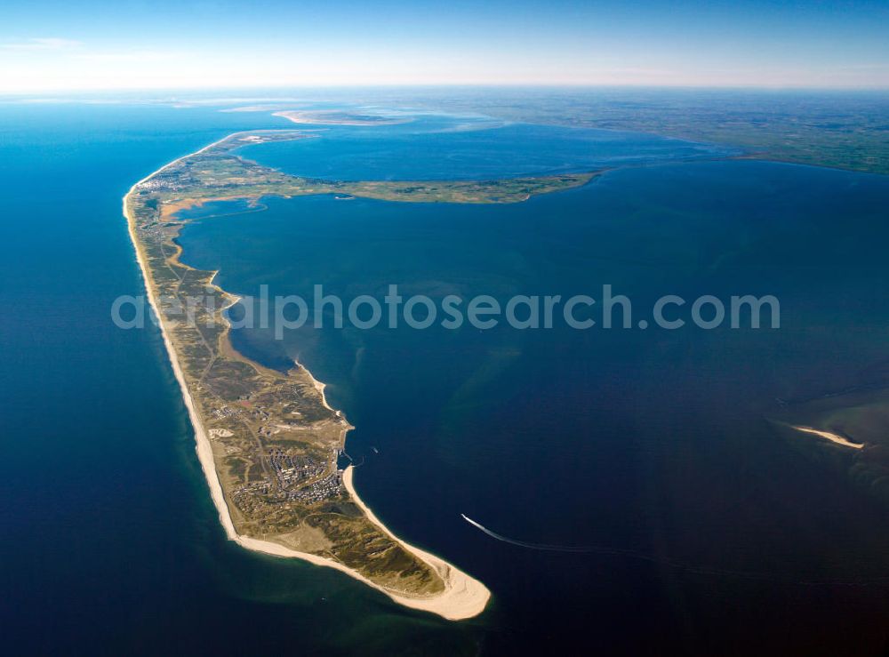 Hörnum ( Sylt ) from above - Blick auf die Insel Sylt. Sylt (dänisch Sild, friesisch Söl) ist die größte nordfriesische Insel. Sie erstreckt sich in Nord-Süd-Richtung vor der Nordseeküste Schleswig-Holsteins. Bekannt ist die nördlichste deutsche Insel vor allem für ihre touristisch bedeutenden Kurorte Westerland, Kampen und Wenningstedt sowie für den knapp 40 Kilometer langen Weststrand. Wegen ihrer exponierten Lage in der Nordsee kommt es zu kontinuierlichen Landverlusten bei Sturmfluten. Seit 1927 ist Sylt über den Hindenburgdamm mit dem Festland verbunden. Island of Sylt. Sylt is the largest North Frisian island of Schleswig-Holstein