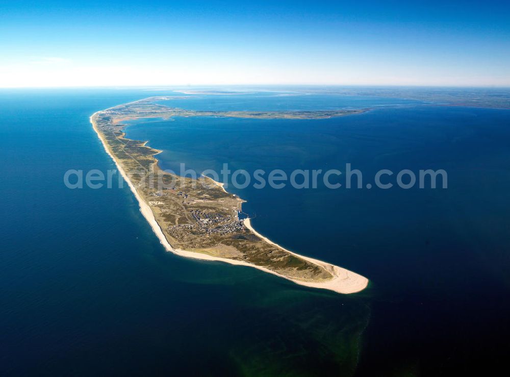 Aerial image Hörnum ( Sylt ) - Blick auf die Insel Sylt. Sylt (dänisch Sild, friesisch Söl) ist die größte nordfriesische Insel. Sie erstreckt sich in Nord-Süd-Richtung vor der Nordseeküste Schleswig-Holsteins. Bekannt ist die nördlichste deutsche Insel vor allem für ihre touristisch bedeutenden Kurorte Westerland, Kampen und Wenningstedt sowie für den knapp 40 Kilometer langen Weststrand. Wegen ihrer exponierten Lage in der Nordsee kommt es zu kontinuierlichen Landverlusten bei Sturmfluten. Seit 1927 ist Sylt über den Hindenburgdamm mit dem Festland verbunden. Island of Sylt. Sylt is the largest North Frisian island of Schleswig-Holstein