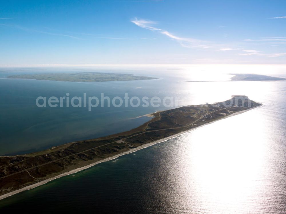 Aerial photograph Hörnum ( Sylt ) - Blick auf die Insel Sylt. Sylt (dänisch Sild, friesisch Söl) ist die größte nordfriesische Insel. Sie erstreckt sich in Nord-Süd-Richtung vor der Nordseeküste Schleswig-Holsteins. Bekannt ist die nördlichste deutsche Insel vor allem für ihre touristisch bedeutenden Kurorte Westerland, Kampen und Wenningstedt sowie für den knapp 40 Kilometer langen Weststrand. Wegen ihrer exponierten Lage in der Nordsee kommt es zu kontinuierlichen Landverlusten bei Sturmfluten. Seit 1927 ist Sylt über den Hindenburgdamm mit dem Festland verbunden. Island of Sylt. Sylt is the largest North Frisian island of Schleswig-Holstein