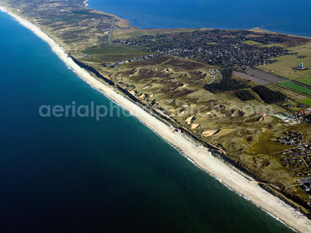 Aerial photograph Hörnum (Sylt) - Blick auf die Insel Sylt. Sylt (dänisch Sild, friesisch Söl) ist die größte nordfriesische Insel. Sie erstreckt sich in Nord-Süd-Richtung vor der Nordseeküste Schleswig-Holsteins. Bekannt ist die nördlichste deutsche Insel vor allem für ihre touristisch bedeutenden Kurorte Westerland, Kampen und Wenningstedt sowie für den knapp 40 Kilometer langen Weststrand. Wegen ihrer exponierten Lage in der Nordsee kommt es zu kontinuierlichen Landverlusten bei Sturmfluten. Seit 1927 ist Sylt über den Hindenburgdamm mit dem Festland verbunden. Island of Sylt. Sylt is the largest North Frisian island of Schleswig-Holstein