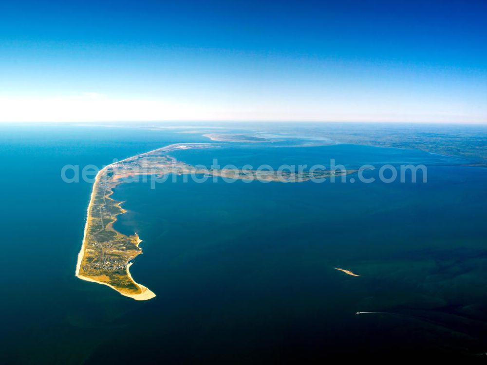 Hörnum ( Sylt ) from the bird's eye view: Blick auf die Insel Sylt. Sylt (dänisch Sild, friesisch Söl) ist die größte nordfriesische Insel. Sie erstreckt sich in Nord-Süd-Richtung vor der Nordseeküste Schleswig-Holsteins. Bekannt ist die nördlichste deutsche Insel vor allem für ihre touristisch bedeutenden Kurorte Westerland, Kampen und Wenningstedt sowie für den knapp 40 Kilometer langen Weststrand. Wegen ihrer exponierten Lage in der Nordsee kommt es zu kontinuierlichen Landverlusten bei Sturmfluten. Seit 1927 ist Sylt über den Hindenburgdamm mit dem Festland verbunden. Island of Sylt. Sylt is the largest North Frisian island of Schleswig-Holstein