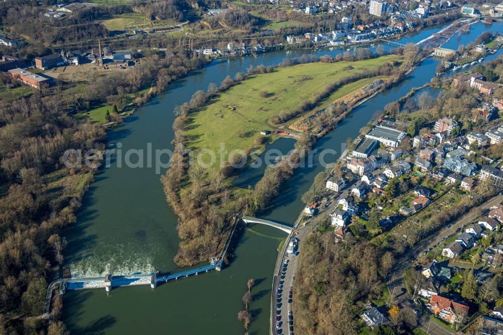 Mülheim an der Ruhr from the bird's eye view: Island on the banks of the river course in Muelheim on the Ruhr at Ruhrgebiet in the state North Rhine-Westphalia, Germany