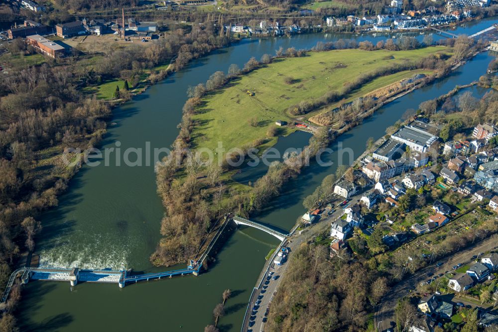 Aerial image Mülheim an der Ruhr - Island on the banks of the river course in Muelheim on the Ruhr at Ruhrgebiet in the state North Rhine-Westphalia, Germany