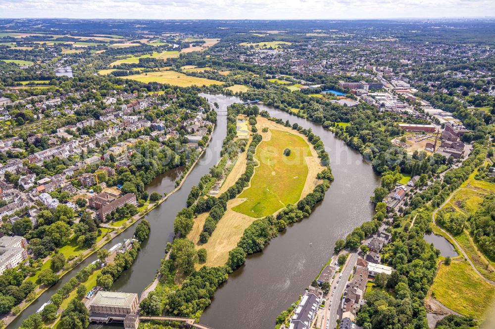 Mülheim an der Ruhr from the bird's eye view: Island on the banks of the river course in Muelheim on the Ruhr at Ruhrgebiet in the state North Rhine-Westphalia, Germany