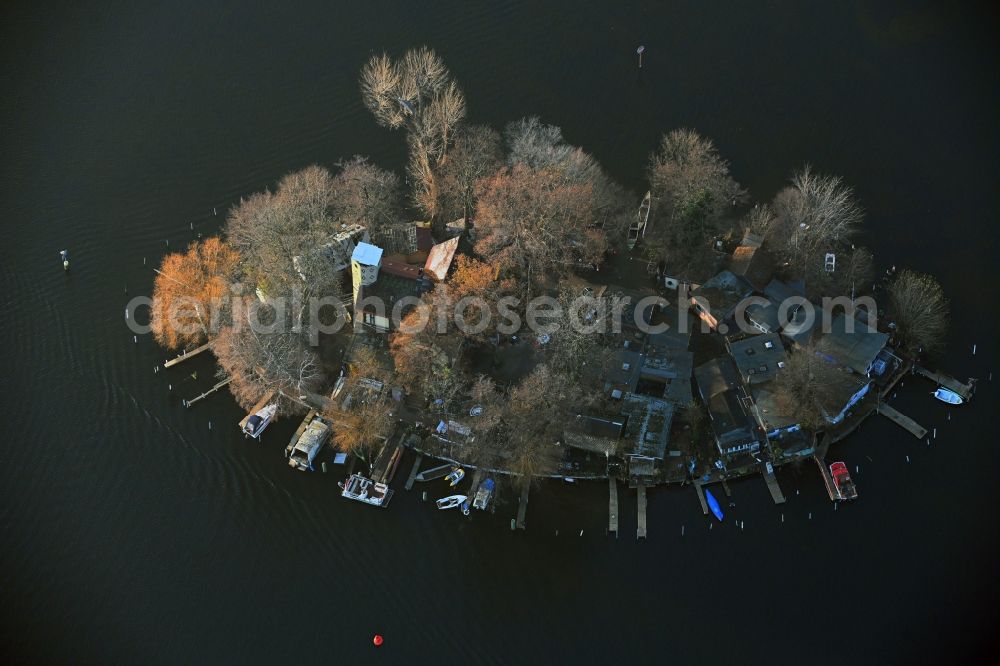 Aerial photograph Berlin - Island on the banks of the river course the Havel in Berlin, Germany