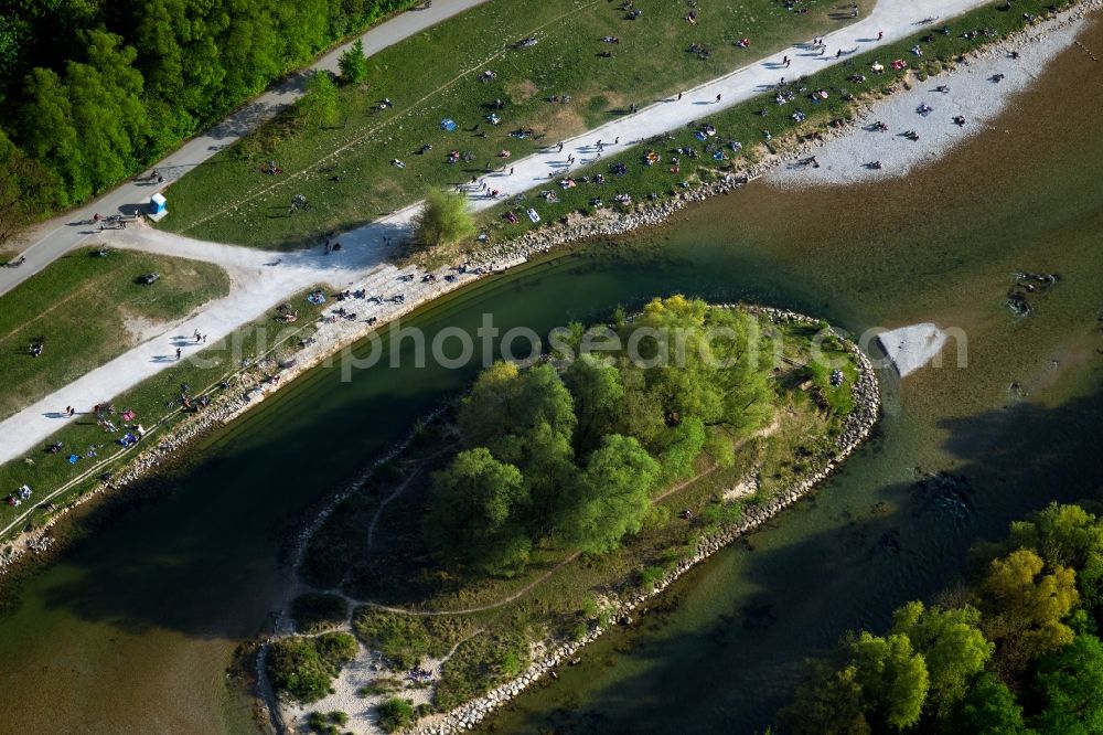 Aerial photograph München - Island - Weideinsel - on the bank of the river Isar in the district of Ludwigsvorstadt-Isarvorstadt in Munich in the state Bavaria, Germany