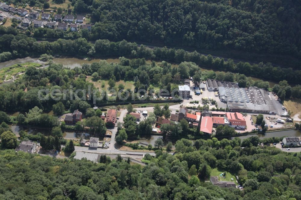 Fachbach from the bird's eye view: Island with business enterprises on the banks of the river course of Lahn in the district Auf der Oberau in Fachbach in the state Rhineland-Palatinate, Germany