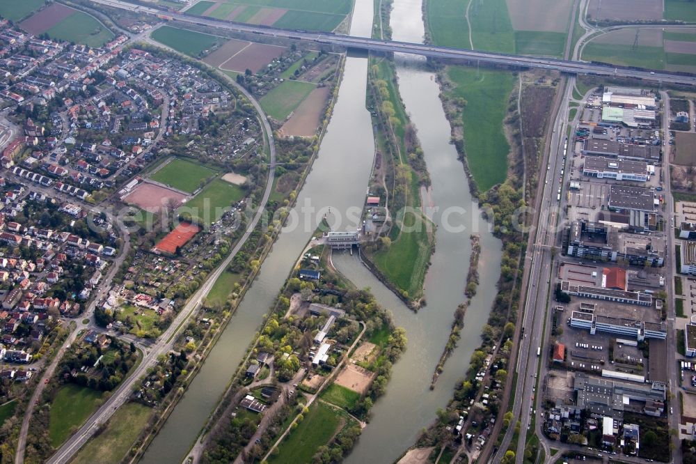 Aerial image Mannheim - Island on the banks of the river course of Neckar in front of motorway bridge of the A6 in the district Feudenheim in Mannheim in the state Baden-Wuerttemberg, Germany