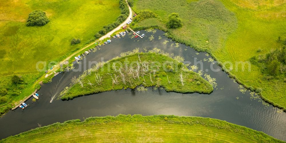 Schönfeld from the bird's eye view: Island on the banks of the river course of the river Peene and the water wan der rest area Trittelwitz in Schoenfeld in the state Mecklenburg - Western Pomerania