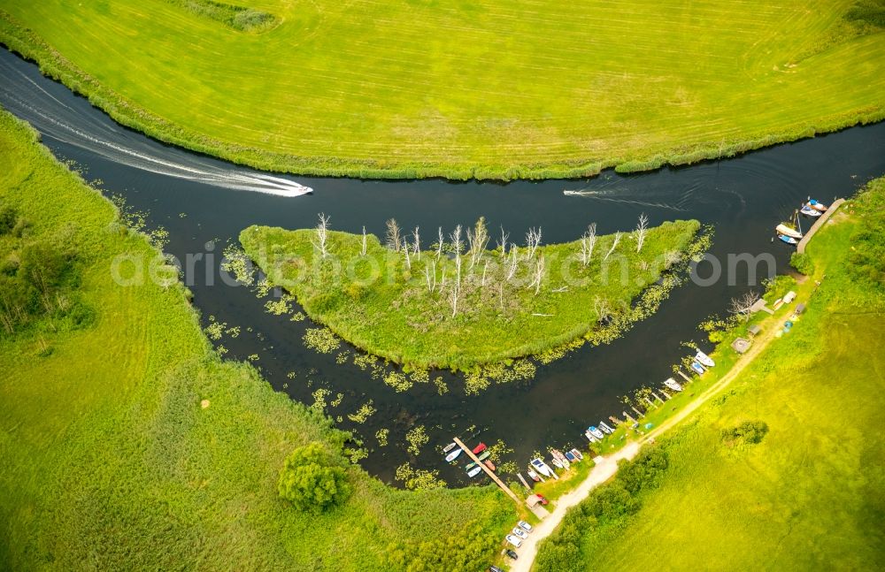 Aerial image Schönfeld - Island on the banks of the river course of the river Peene and the water wan der rest area Trittelwitz in Schoenfeld in the state Mecklenburg - Western Pomerania