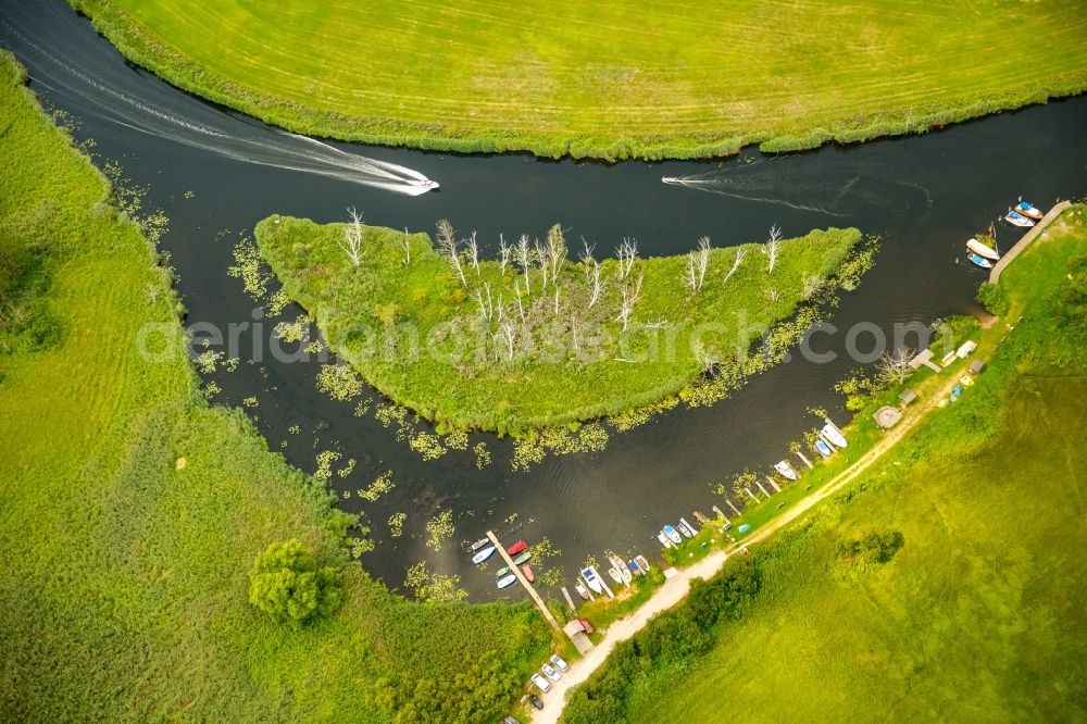 Aerial photograph Schönfeld - Island on the banks of the river course of the river Peene and the water wan der rest area Trittelwitz in Schoenfeld in the state Mecklenburg - Western Pomerania