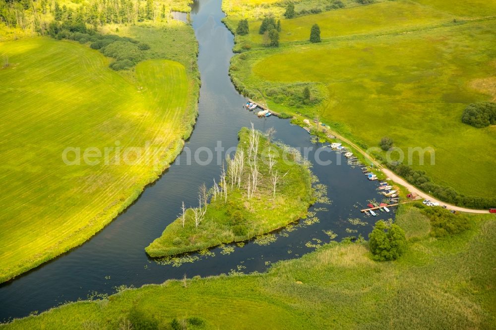 Schönfeld from the bird's eye view: Island on the banks of the river course of the river Peene and the water wan der rest area Trittelwitz in Schoenfeld in the state Mecklenburg - Western Pomerania