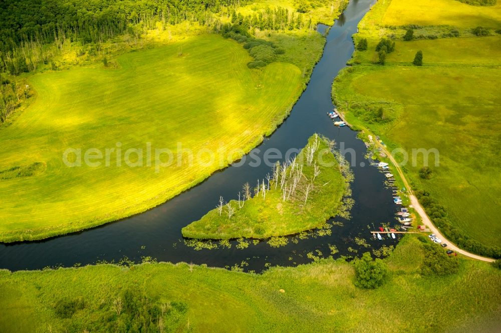 Aerial image Schönfeld - Island on the banks of the river course of the river Peene and the water wan der rest area Trittelwitz in Schoenfeld in the state Mecklenburg - Western Pomerania