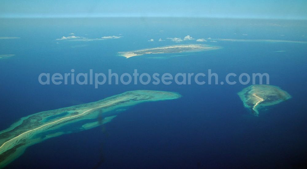 Stone Town from above - Blick auf die atollartigen Inseln vor der Küste des Archipels Sansibar. Das Archipel besteht aus zwei Hauptinseln und mehreren kleinen Inseln. View of atoll like islands off the coast of the archipelago of Zanzibar. There are two main islands ands a host of smaller islets that surround them.