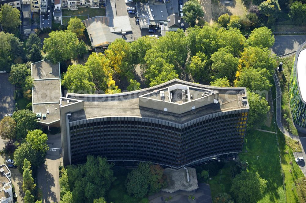 Aerial image Köln - Blick auf den Hauptsitz des Institut der deutschen Wirtschaft in Köln, Nordrhein- Westfalen. Das Institut wird von der Bundesvereinigung der Deutschen Arbeitgeberverbände und dem Bundesverband der Deutschen Industrie getragen. Es erarbeitet, auf wissenschaftlicher Basis, Analysen und Stellungsnahmen zu allen Fragen der Wirtschaft. View of the headquarters of the Institute of German Economy in Cologne, Nordrhein-Westfalen. The Institute is supported by the Confederation of German Employers' Associations and the Federation of German Industries. It elaborates on scientific basis, analysis and opinions on all aspects of the economy.