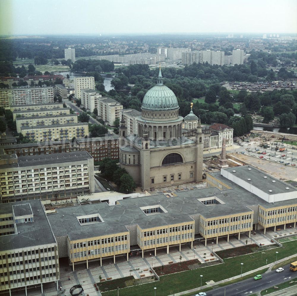 Potsdam from above - Blick auf die Stadt- und Landesbibliothek und das Institut für Lehrerbildung (heute Fachhochschule Potsdam). Dahinter Alter Markt mit St. Nikolaikirche, Altes Rathaus und Knobelsdorffhaus (v.l.n.r.). Im Hintergrund Wohnblöcke.