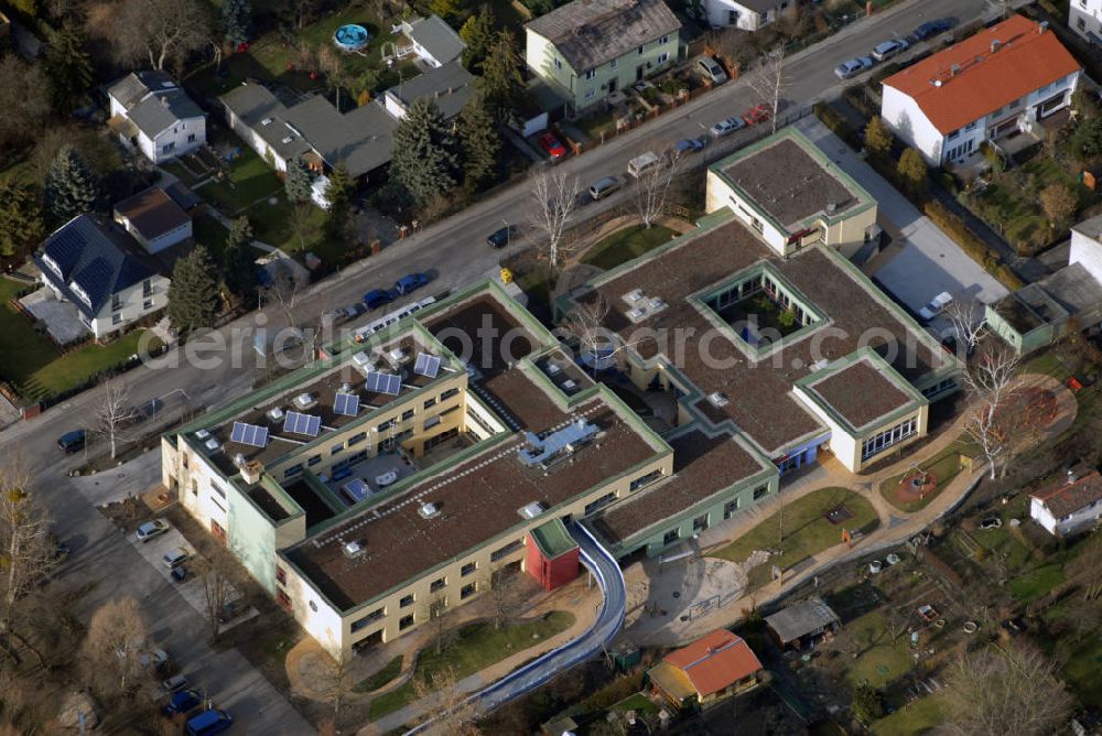 Berlin from the bird's eye view: Blick auf die Integrationskindertagesstätte der Spastikerhilfe Berlin eG in Lichterfelde Berlin. Die Spastikerhilfe Berlin eG engagiert sich stark für Menschen mit Behinderungen. Seit über 40 Jahren erbaut und betreibt die Genossenschaft Einrichtungen zur Förderung körperlich benachteiligter Menschen. Darunter befindet sich die Integrationskindertagesstätte in der Straße Prettauer Pfad in Berlin Lichterfelde. Die Mitarbeiter dieser Stätte arbeiten nach dem Konzept der Konduktiven Förderung von András Petö. Die Kindertagesstätte ist eine integrative Einrichtung, dass heisst es werden sowohl Kinder mit als auch ohne Behinderungen aufgenommen. Somit wird die Entwicklung der Kinder positiv beeinflusst, da sie voneinan der lernen können. Kontakt: Integrationskindertagesstätte, Spastikerhilfe Berlin eG, Leitung: Siglinde Spitzer, Prettauer Pfad 23 - 33, 12207 Berlin, Tel. +49(0)30 2250036 0, Fax +49(0)30 2250036 1, Email: sspitzer@spastikerhilfe.de