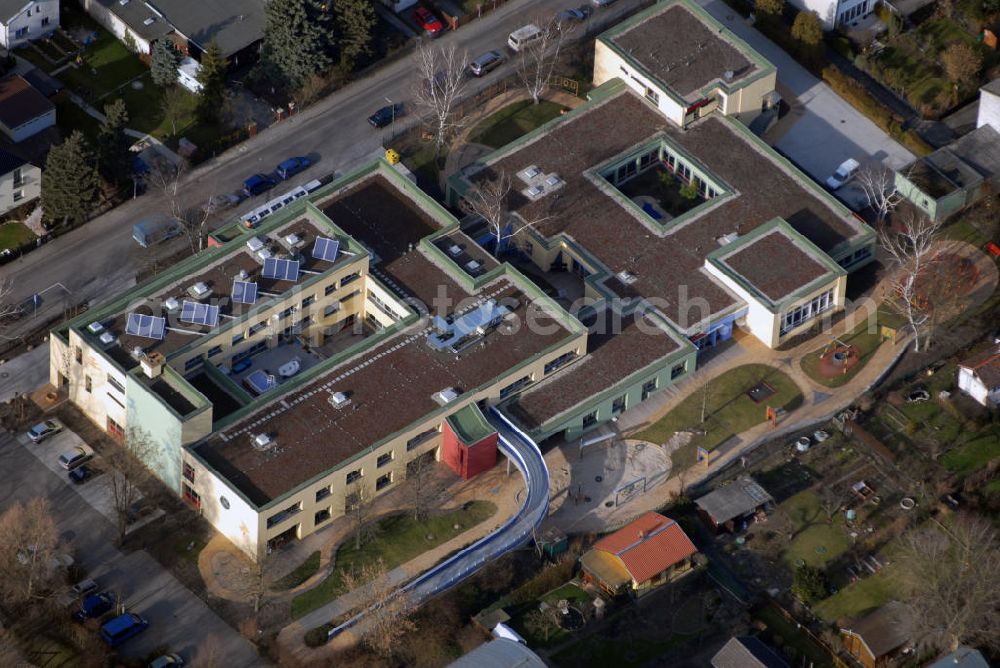 Aerial image Berlin - Blick auf die Integrationskindertagesstätte der Spastikerhilfe Berlin eG in Lichterfelde Berlin. Die Spastikerhilfe Berlin eG engagiert sich stark für Menschen mit Behinderungen. Seit über 40 Jahren erbaut und betreibt die Genossenschaft Einrichtungen zur Förderung körperlich benachteiligter Menschen. Darunter befindet sich die Integrationskindertagesstätte in der Straße Prettauer Pfad in Berlin Lichterfelde. Die Mitarbeiter dieser Stätte arbeiten nach dem Konzept der Konduktiven Förderung von András Petö. Die Kindertagesstätte ist eine integrative Einrichtung, dass heisst es werden sowohl Kinder mit als auch ohne Behinderungen aufgenommen. Somit wird die Entwicklung der Kinder positiv beeinflusst, da sie voneinan der lernen können. Kontakt: Integrationskindertagesstätte, Spastikerhilfe Berlin eG, Leitung: Siglinde Spitzer, Prettauer Pfad 23 - 33, 12207 Berlin, Tel. +49(0)30 2250036 0, Fax +49(0)30 2250036 1, Email: sspitzer@spastikerhilfe.de