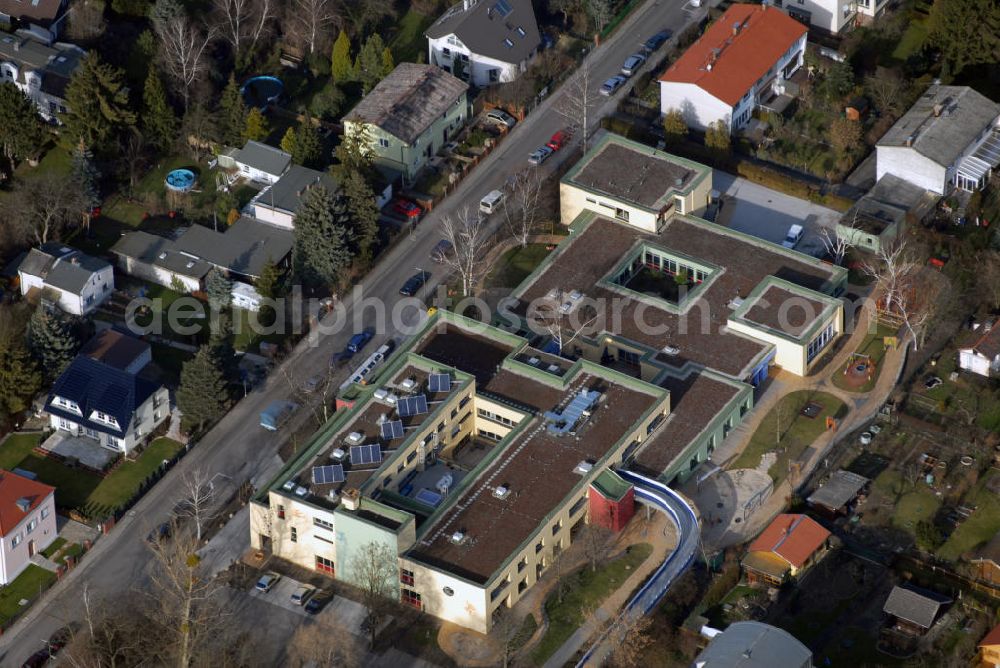 Aerial photograph Berlin - Blick auf die Integrationskindertagesstätte der Spastikerhilfe Berlin eG in Lichterfelde Berlin. Die Spastikerhilfe Berlin eG engagiert sich stark für Menschen mit Behinderungen. Seit über 40 Jahren erbaut und betreibt die Genossenschaft Einrichtungen zur Förderung körperlich benachteiligter Menschen. Darunter befindet sich die Integrationskindertagesstätte in der Straße Prettauer Pfad in Berlin Lichterfelde. Die Mitarbeiter dieser Stätte arbeiten nach dem Konzept der Konduktiven Förderung von András Petö. Die Kindertagesstätte ist eine integrative Einrichtung, dass heisst es werden sowohl Kinder mit als auch ohne Behinderungen aufgenommen. Somit wird die Entwicklung der Kinder positiv beeinflusst, da sie voneinan der lernen können. Kontakt: Integrationskindertagesstätte, Spastikerhilfe Berlin eG, Leitung: Siglinde Spitzer, Prettauer Pfad 23 - 33, 12207 Berlin, Tel. +49(0)30 2250036 0, Fax +49(0)30 2250036 1, Email: sspitzer@spastikerhilfe.de