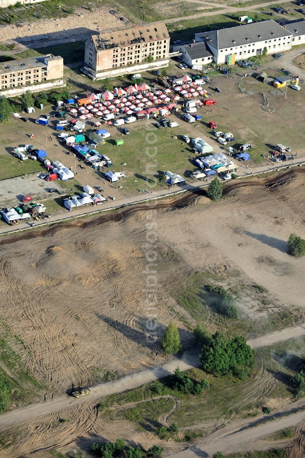 Borne Sulinowo / Groß Born from the bird's eye view: View of the site of the 8th International Military Vehicle Rally The tracks and horseshoe in Großborn in the province of Westpommern