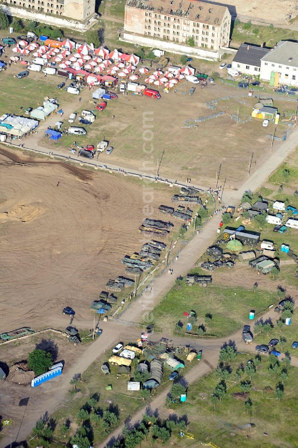 Borne Sulinowo / Groß Born from the bird's eye view: View of the site of the 8th International Military Vehicle Rally The tracks and horseshoe in Großborn in the province of Westpommern