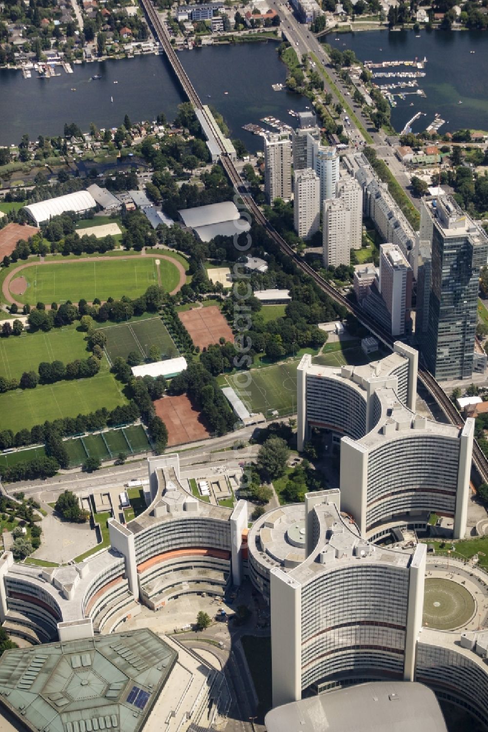 Aerial photograph Wien - The city center with United Nations Office for Outer Space Affairs and the Internationale Atomenergie-Organisation and IZD Tower in the downtown area in Vienna in Austria