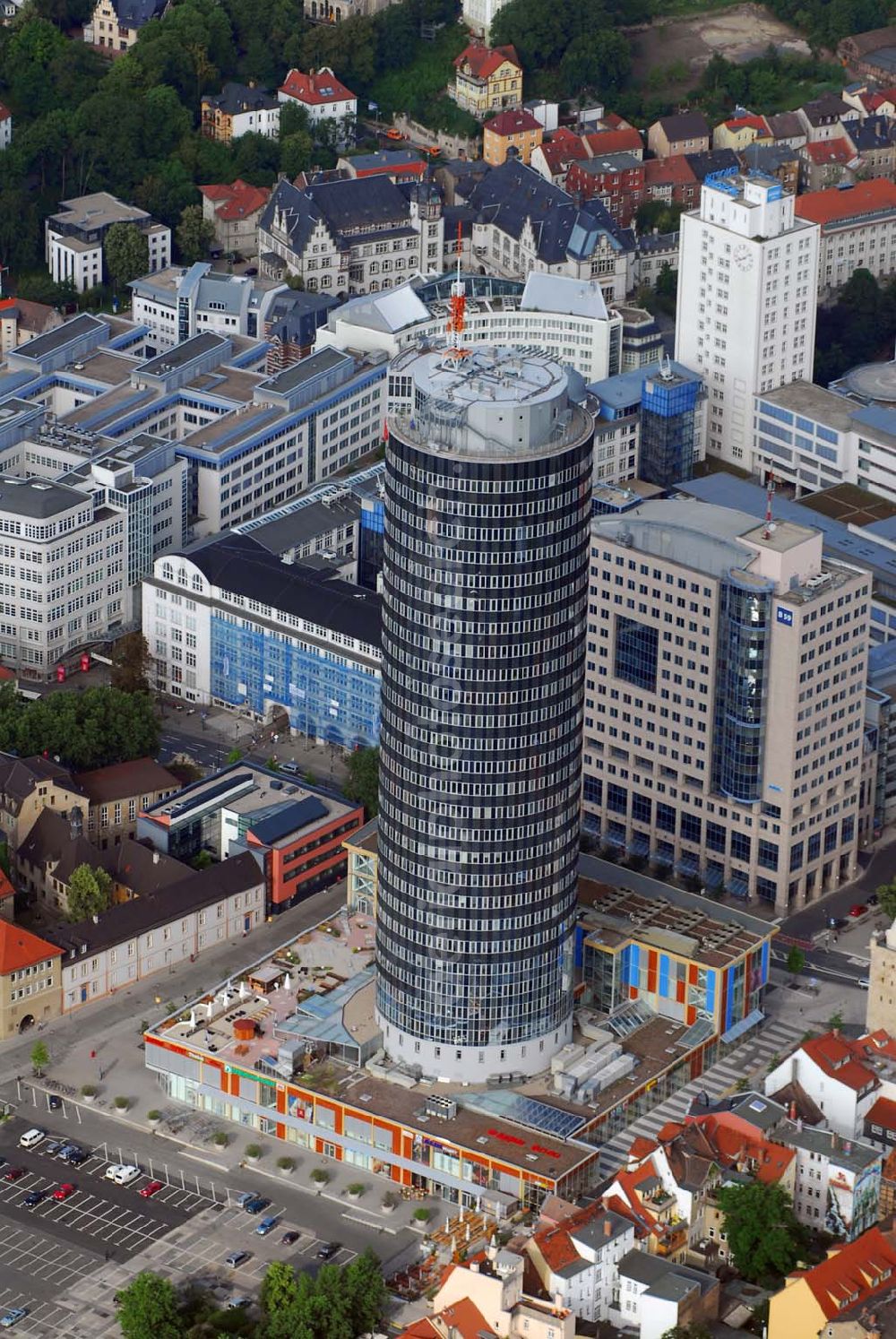 Aerial image Jena - Blick auf den Intershop Tower. Liegenschaftsverwaltung Intershop Tower in 07740 Jena TEL: +49-3641-501310 FAX: +49-3641-501010 fm@intershop.de Das Wahrzeichen von Jena, der Intershop Tower, hat eine Höhe von ca. 130 Metern. Da es sich bei solch einer überragenden Höhe natürlich anbietet, gibt es in der obersten Etage ein Speiserestaurant und eine Aussichtsplattform. Für 3 Euro darf man im schnellen Aufzug nach oben.