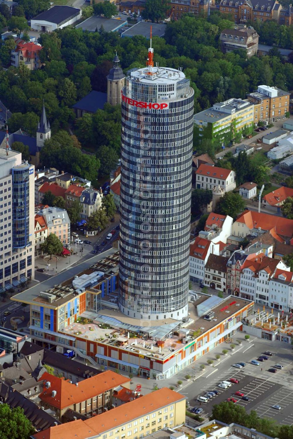 Aerial photograph Jena - Blick auf den Intershop Tower. Liegenschaftsverwaltung Intershop Tower in 07740 Jena TEL: +49-3641-501310 FAX: +49-3641-501010 fm@intershop.de Das Wahrzeichen von Jena, der Intershop Tower, hat eine Höhe von ca. 130 Metern. Da es sich bei solch einer überragenden Höhe natürlich anbietet, gibt es in der obersten Etage ein Speiserestaurant und eine Aussichtsplattform. Für 3 Euro darf man im schnellen Aufzug nach oben.