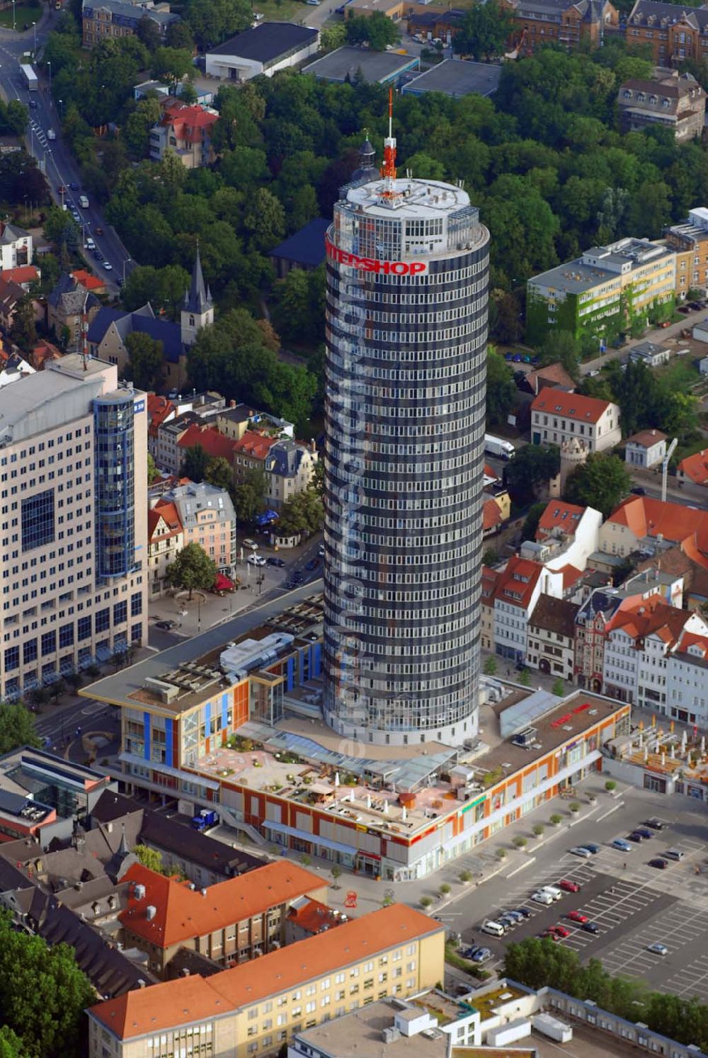 Jena from above - Blick auf den Intershop Tower. Liegenschaftsverwaltung Intershop Tower in 07740 Jena TEL: +49-3641-501310 FAX: +49-3641-501010 fm@intershop.de Das Wahrzeichen von Jena, der Intershop Tower, hat eine Höhe von ca. 130 Metern. Da es sich bei solch einer überragenden Höhe natürlich anbietet, gibt es in der obersten Etage ein Speiserestaurant und eine Aussichtsplattform. Für 3 Euro darf man im schnellen Aufzug nach oben.