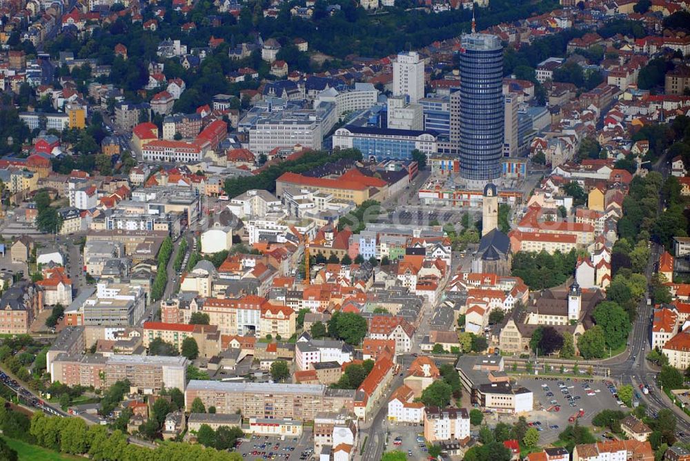 Jena from the bird's eye view: Blick auf die Stadt Jena und den Intershop Tower. Liegenschaftsverwaltung Intershop Tower in 07740 Jena TEL: +49-3641-501310 FAX: +49-3641-501010 fm@intershop.de Das Wahrzeichen von Jena, der Intershop Tower, hat eine Höhe von ca. 130 Metern. Da es sich bei solch einer überragenden Höhe natürlich anbietet, gibt es in der obersten Etage ein Speiserestaurant und eine Aussichtsplattform. Für 3 Euro darf man im schnellen Aufzug nach oben.