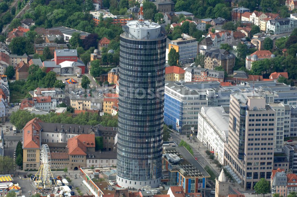 Jena from above - Blick auf den INTERSHOP Tower, einem Bürohochhaus der Intershop Communications AG in Jena. Das zu DDR-Zeiten errichtete und 1999 umgebaute Hochhaus geht auf einen Entwurf des Architekten Hermann Henselmann zurück. View of the INTERSHOP Tower, an office building Intershop Communications AG in Jena.