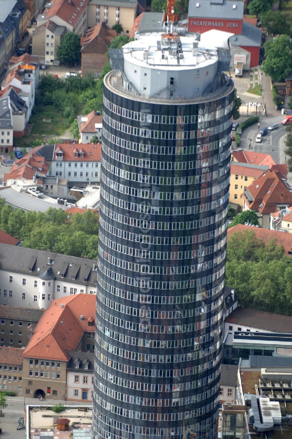 Jena from the bird's eye view: Blick auf den INTERSHOP Tower, einem Bürohochhaus der Intershop Communications AG in Jena. Das zu DDR-Zeiten errichtete und 1999 umgebaute Hochhaus geht auf einen Entwurf des Architekten Hermann Henselmann zurück. View of the INTERSHOP Tower, an office building Intershop Communications AG in Jena.