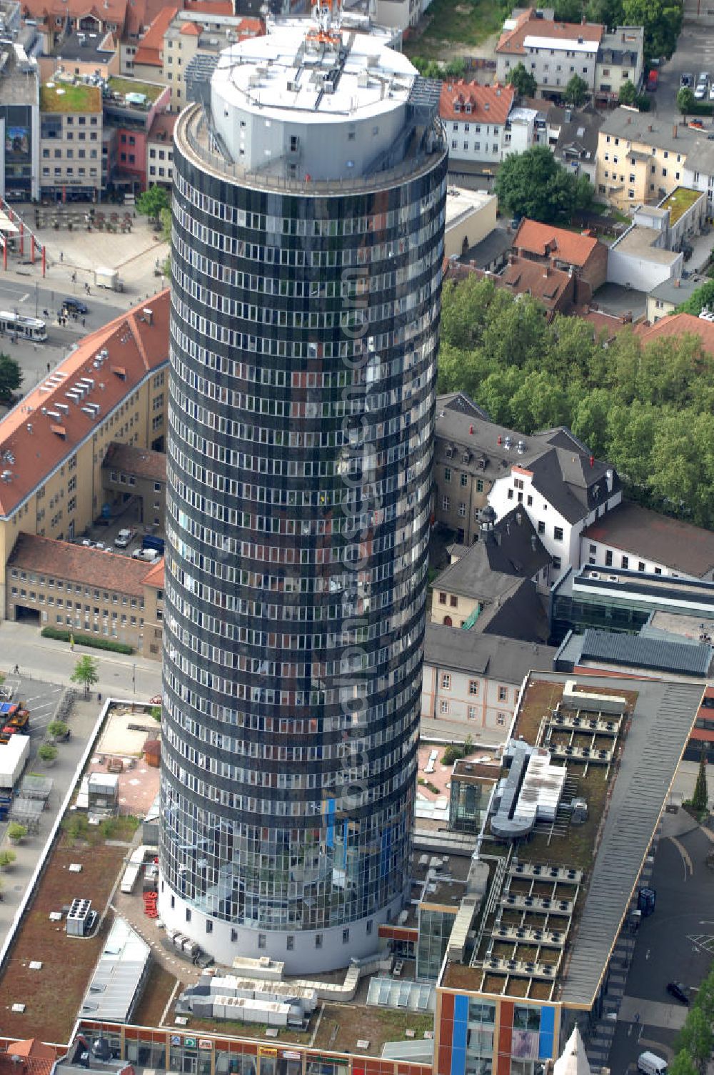 Aerial image Jena - Blick auf den INTERSHOP Tower, einem Bürohochhaus der Intershop Communications AG in Jena. Das zu DDR-Zeiten errichtete und 1999 umgebaute Hochhaus geht auf einen Entwurf des Architekten Hermann Henselmann zurück. View of the INTERSHOP Tower, an office building Intershop Communications AG in Jena.