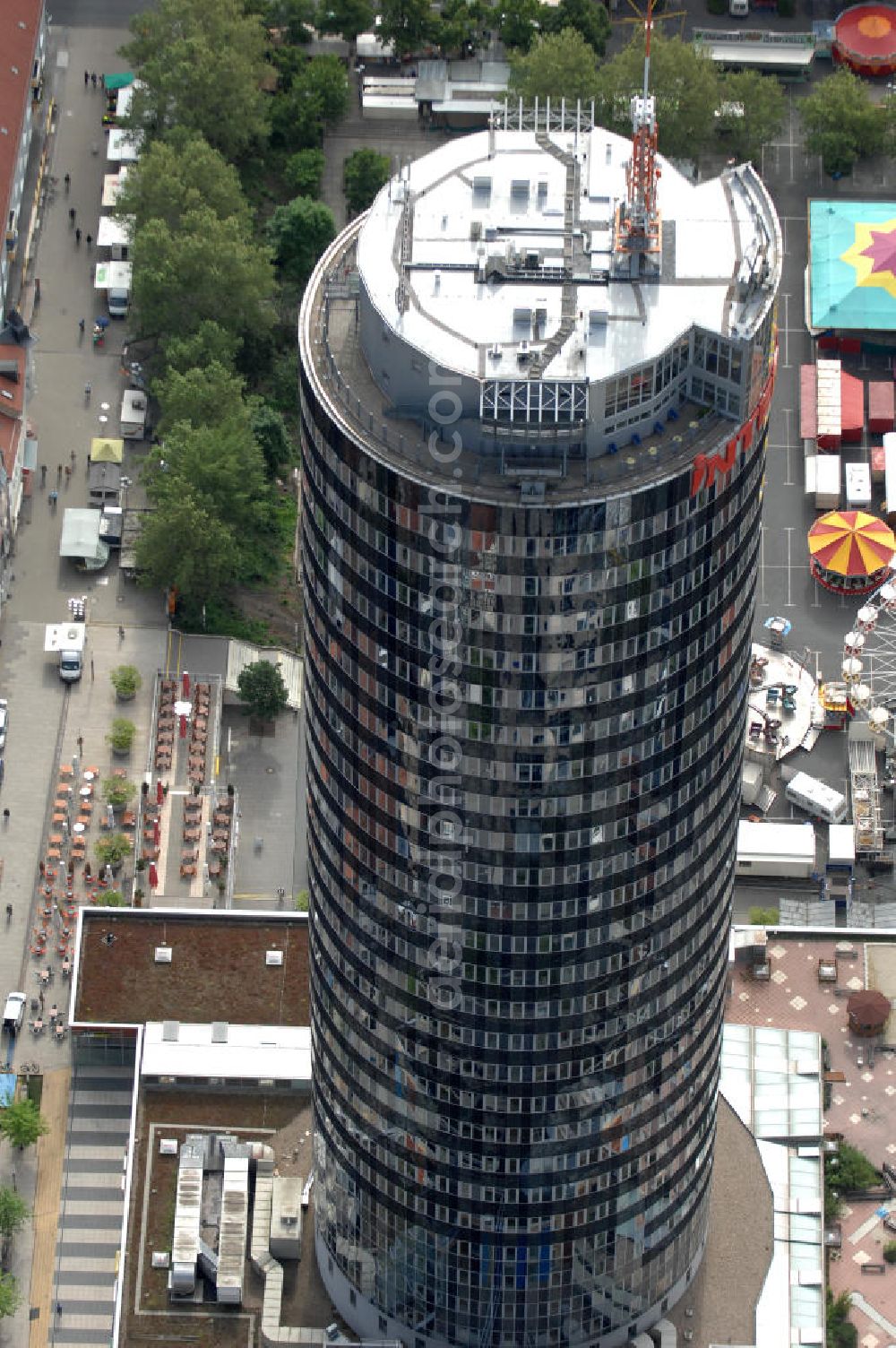 Jena from above - Blick auf den INTERSHOP Tower, einem Bürohochhaus der Intershop Communications AG in Jena. Das zu DDR-Zeiten errichtete und 1999 umgebaute Hochhaus geht auf einen Entwurf des Architekten Hermann Henselmann zurück. View of the INTERSHOP Tower, an office building Intershop Communications AG in Jena.