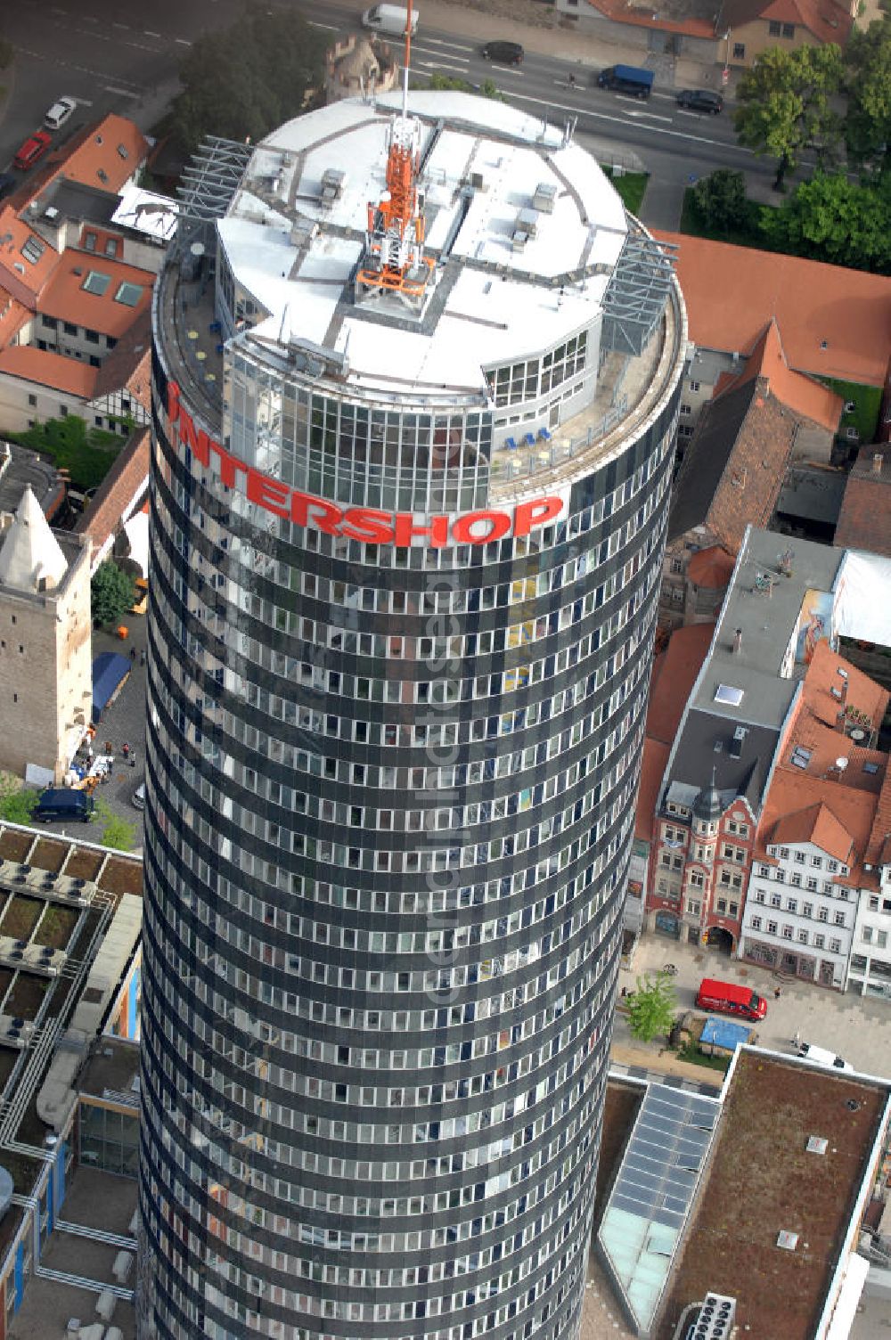 Jena from the bird's eye view: Blick auf den INTERSHOP Tower, einem Bürohochhaus der Intershop Communications AG in Jena. Das zu DDR-Zeiten errichtete und 1999 umgebaute Hochhaus geht auf einen Entwurf des Architekten Hermann Henselmann zurück. View of the INTERSHOP Tower, an office building Intershop Communications AG in Jena.